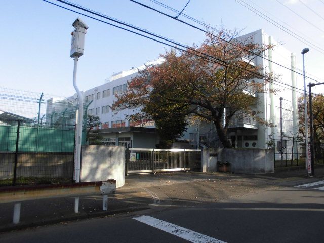 小学校　茅ヶ崎市立鶴が台小学校（小学校）まで882m
