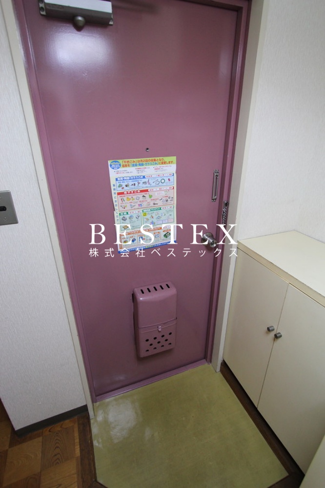 玄関　※同建物内・別タイプの参考写真です。