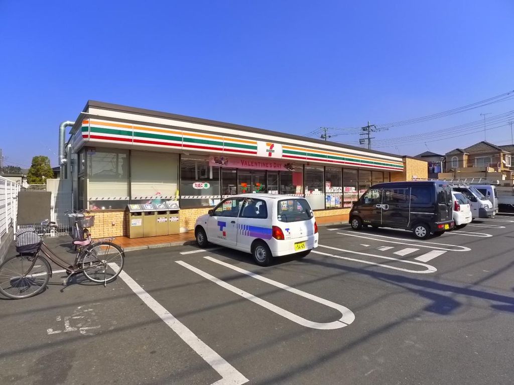 コンビニ　セブンイレブン足立古千谷本町3丁目店（コンビニ）まで390m