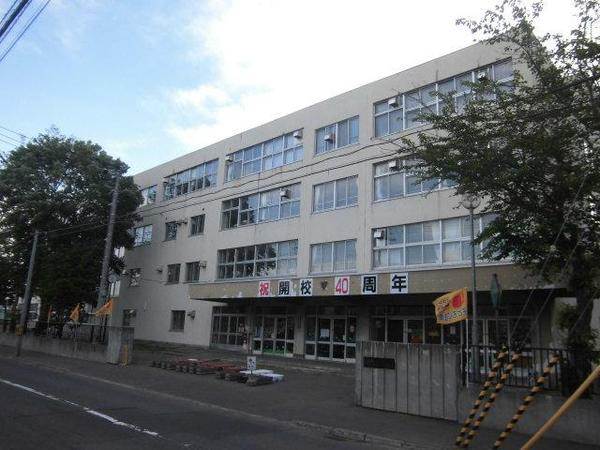 小学校　札幌市立新琴似南小学校（小学校）まで153m