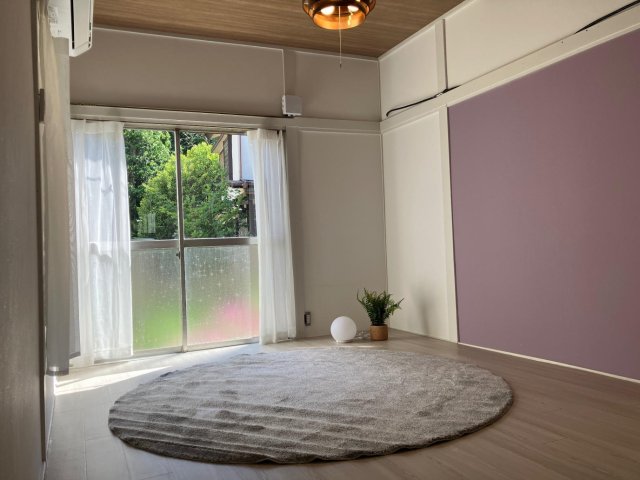 居室・リビング　アクセントクロスと天井がオシャレな明るいリビングです