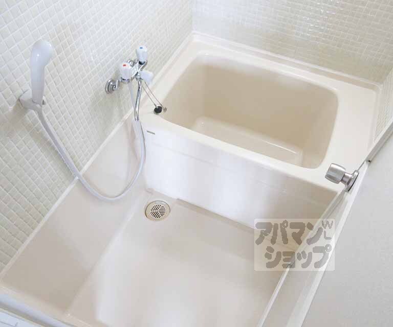 バス・シャワールーム　浴槽も綺麗に入替え済です。