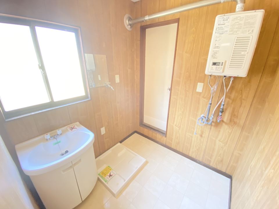 洗面設備　調理スペース有り、窓もあります