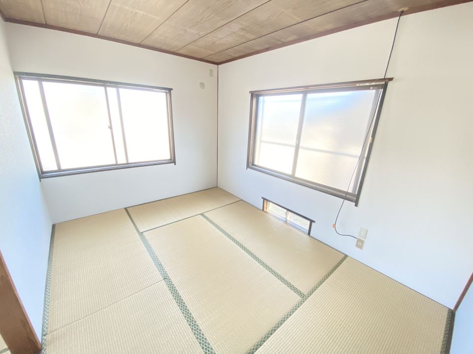 その他　洋式用のカバーを付けたトイレ、窓有ります