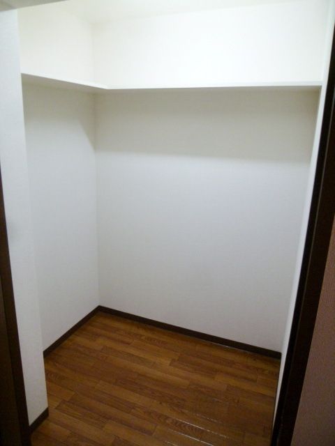 収納　★玄関側に収納部屋付き★