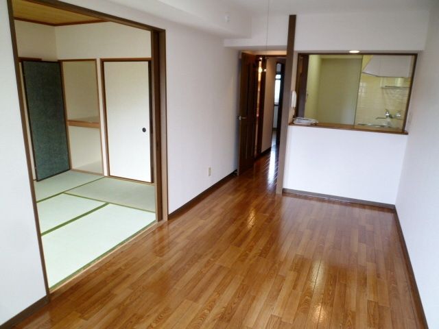 居室・リビング　★キッチンはカウンター式です★