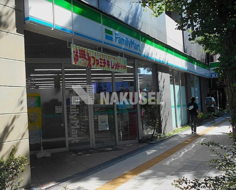コンビニ　ファミリーマート三軒茶屋駅南口店（コンビニ）まで243m