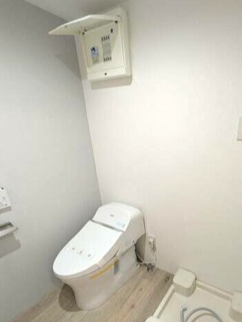 トイレ　落ち着いた色調のトイレです
