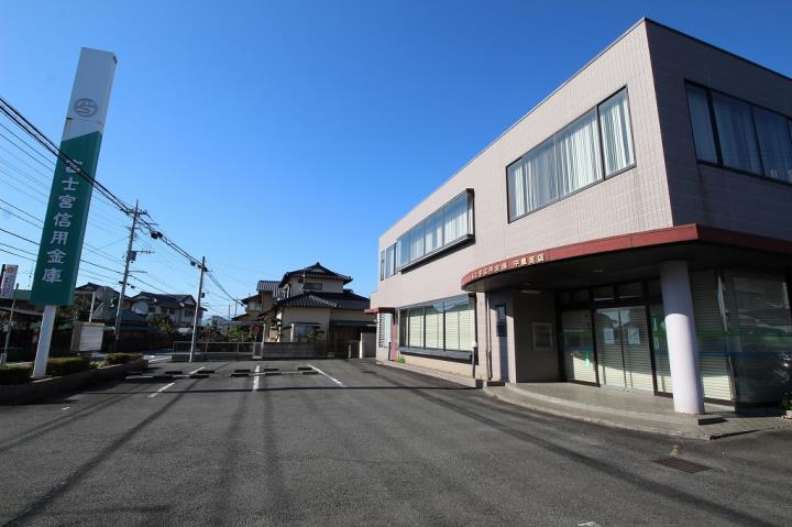 銀行　富士宮信用金庫　中里支店（銀行）まで240m