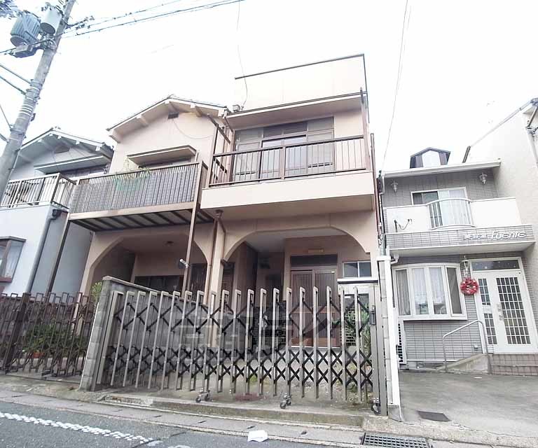 建物外観　２階建ての貸家登場です。