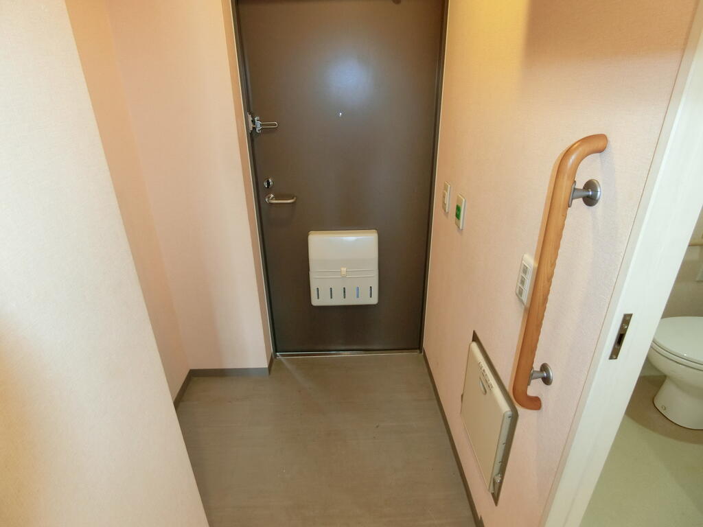 玄関　手すり・収納ベンチ付きです