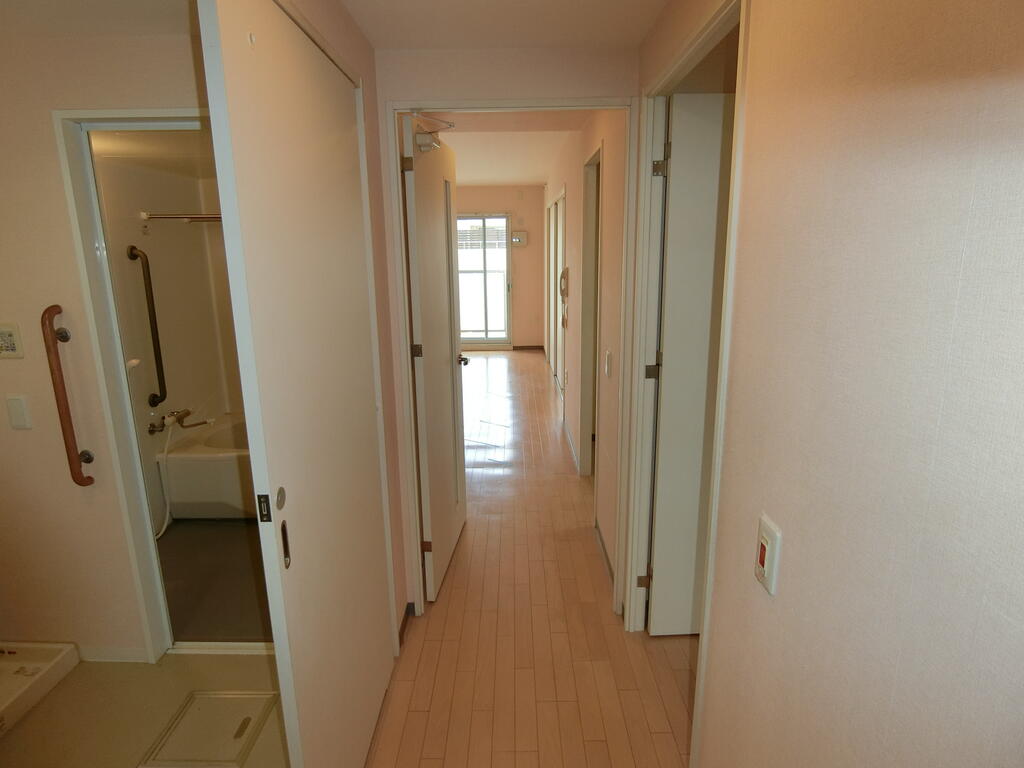 その他　玄関→室内
