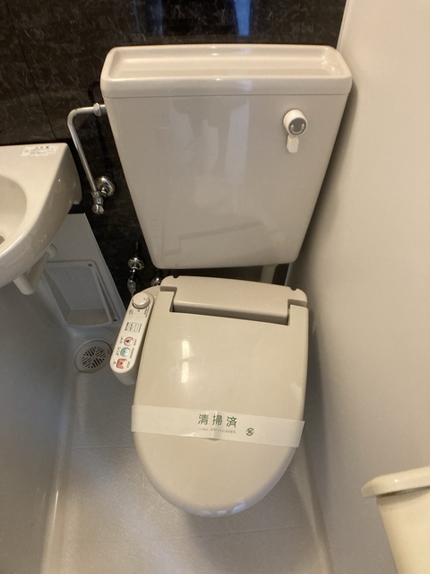 トイレ　※補修前の参考画像の為、設備等は現況優先。