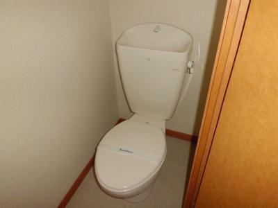 トイレ　白く清潔なトイレです。