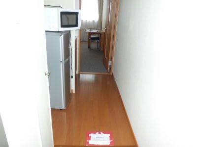 玄関　通路の奥が居室です。