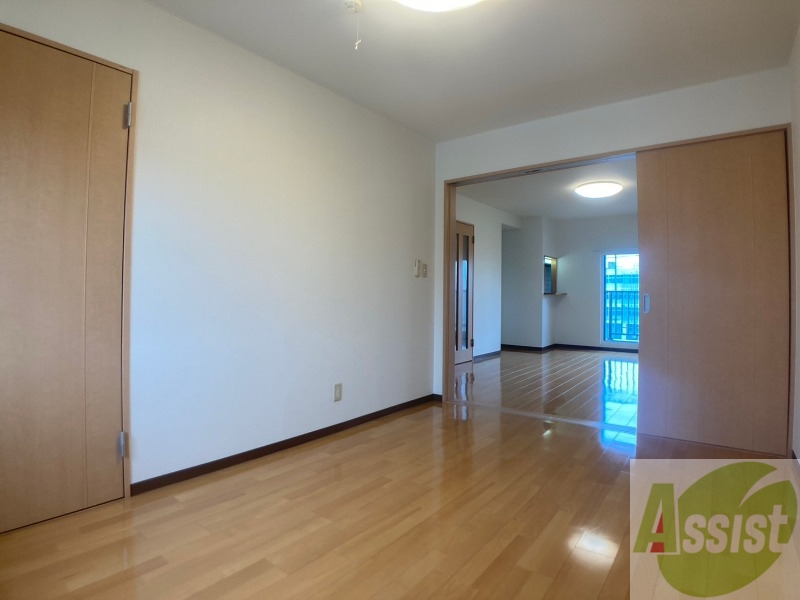 その他部屋・スペース　戸を閉めるとリビングと区切られた寝室にすることができますよ。