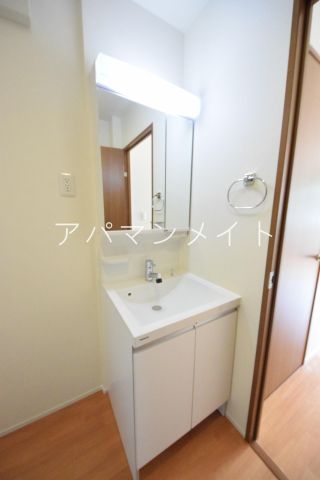 洗面設備　ゆったりとスペースのある洗面所