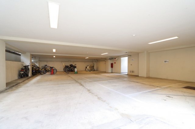 駐車場　屋内駐車場