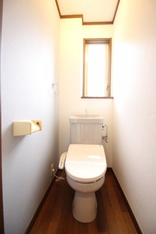 トイレ　窓のある明るい温水洗浄便座のトイレです