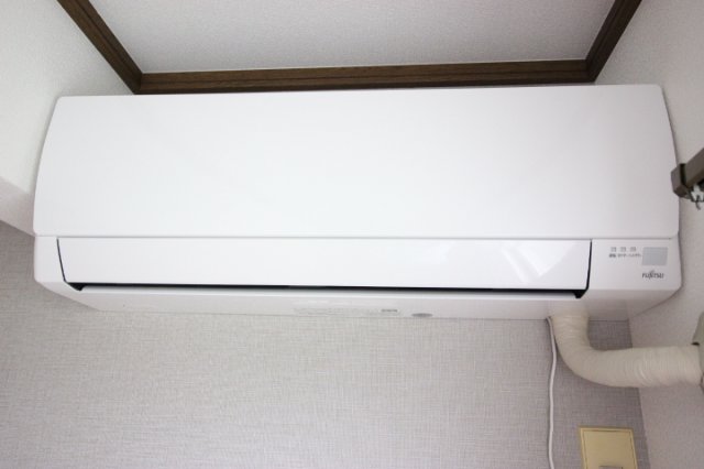 その他設備　8.8帖寝室のエアコンは新調しました