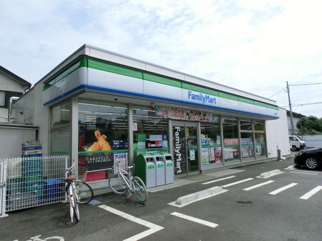 コンビニ　ファミリーマート（コンビニ）まで200m