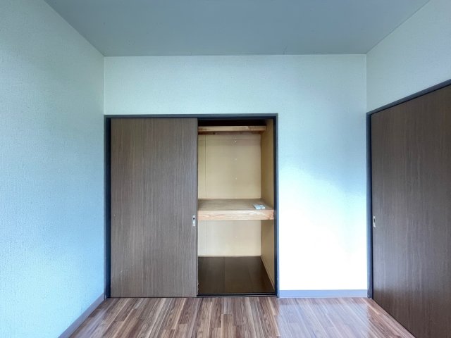 収納　洋室(6帖)の収納♪奥行きあり、衣装ケースなどの保管もOK♪