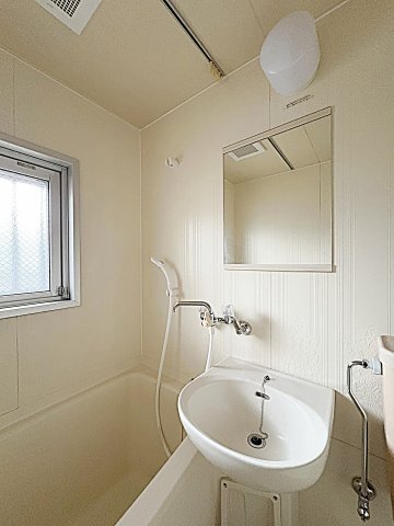 洗面設備　室内写真は別部屋の写真です。