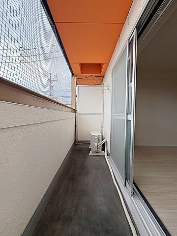 バルコニー　室内写真は別部屋の写真です。