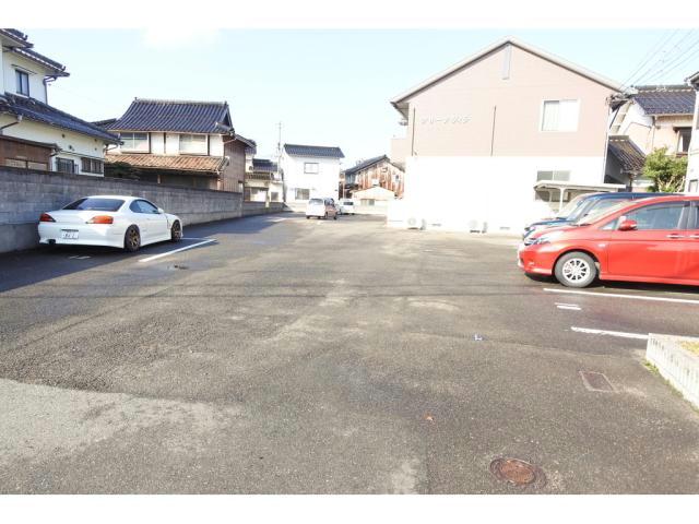 建物外観　駐車場
