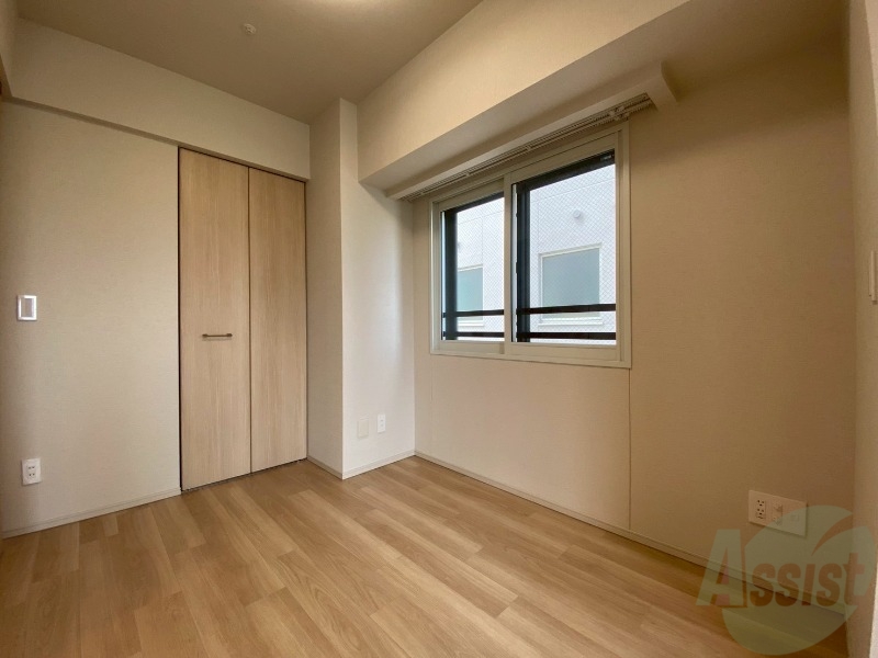 その他部屋・スペース　寝室はこちらです。光が差し込む、温かみのあるお部屋です。