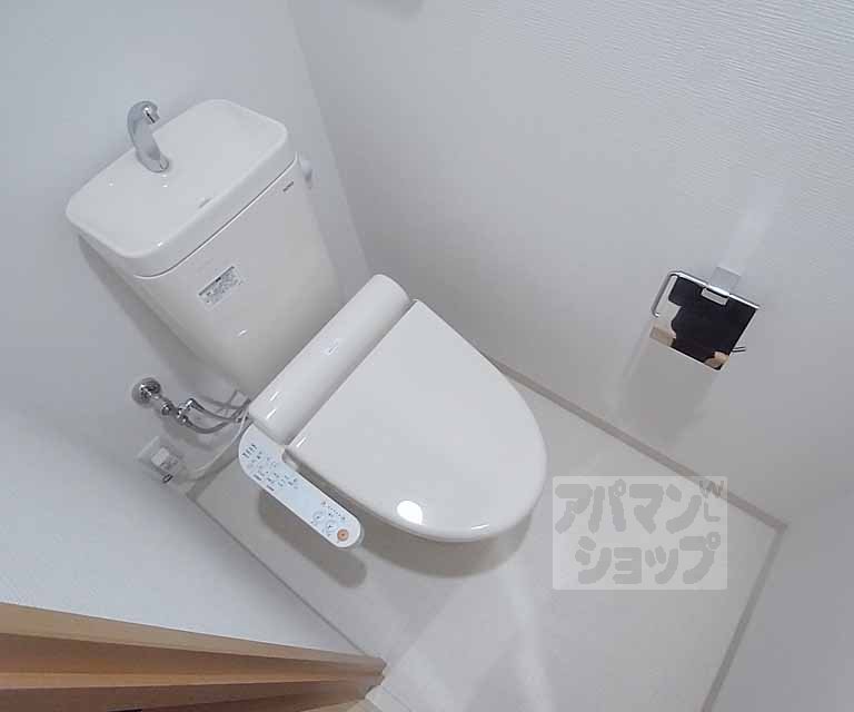 トイレ　ウォシュレット付き。