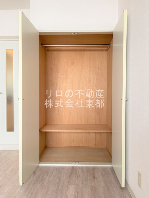 収納　パイプハンガーがあるのでたたまず衣類を掛けることができます♪