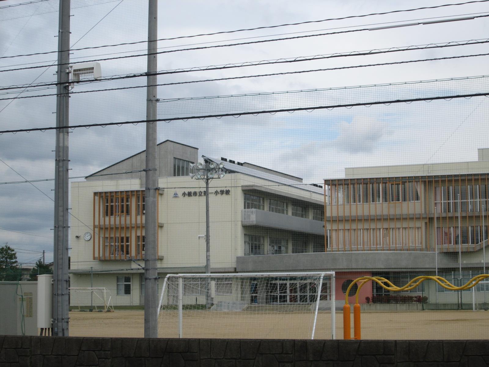 小学校　第一小学校（小学校）まで660m