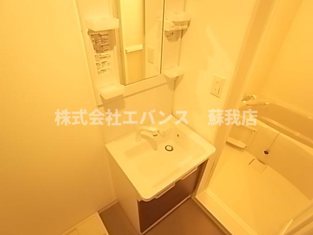 洗面設備　独立洗面台、朝の身支度には欠かせません