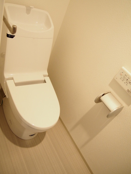 トイレ　落ち着いた色調のトイレです