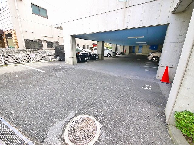 駐車場　駐車場があるので、車を買う予定の方も安心です
