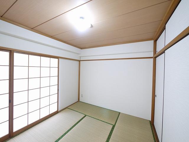 その他部屋・スペース　落ち着いた色調の寝室です