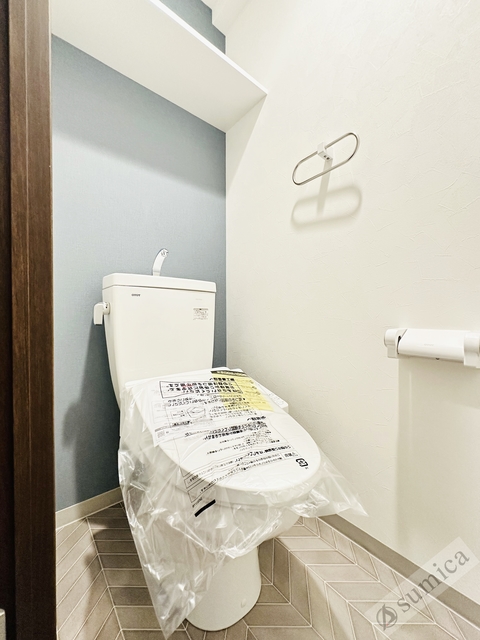 トイレ　人気アイテムの温水洗浄便座。清潔感のあるトイレです。