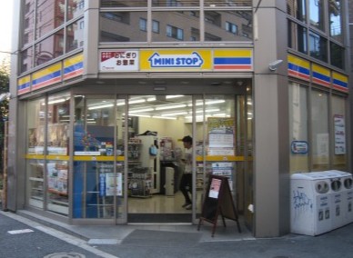 コンビニ　ミニストップ南青山6丁目店（コンビニ）まで379m