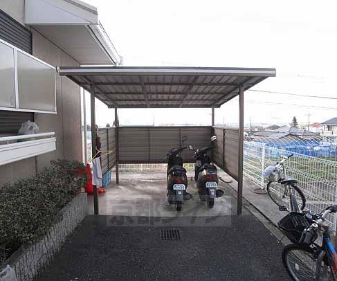 その他共有部分　屋根付きの駐輪場です。