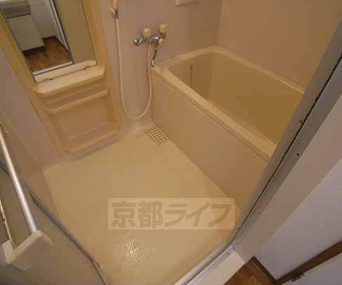バス・シャワールーム　お風呂に鏡も付いています。