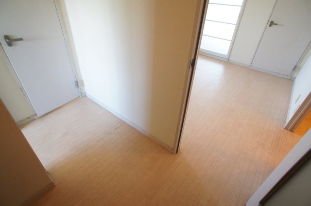 その他部屋・スペース　洋室とトイレ、DKにつながっています