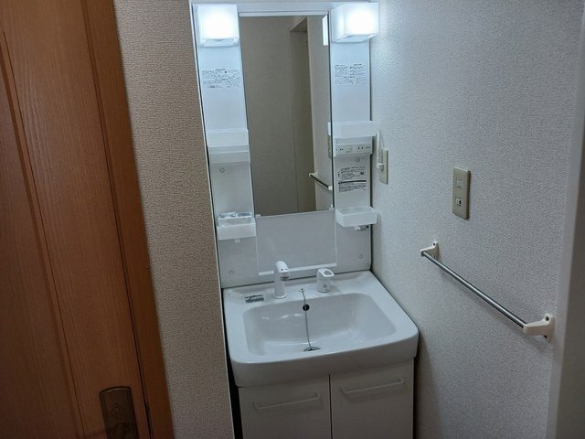 洗面設備　明るい洗面所です