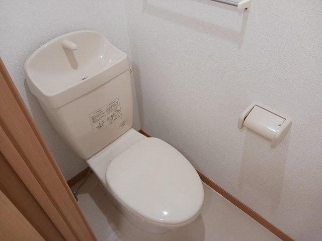トイレ　落ち着いた色調のトイレです