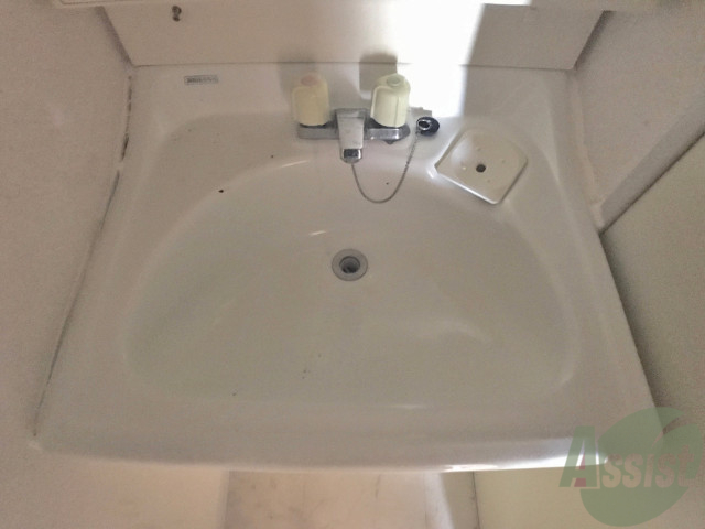 洗面設備　シンプルで使い勝手が良さそうな洗面台ですね。