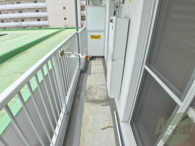 バルコニー　広さがあって、晴れた日には洗濯物がはかどりそうですね。