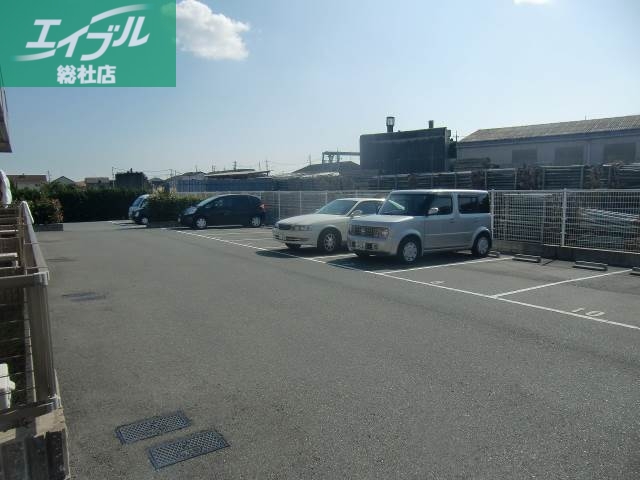 駐車場　広い駐車場