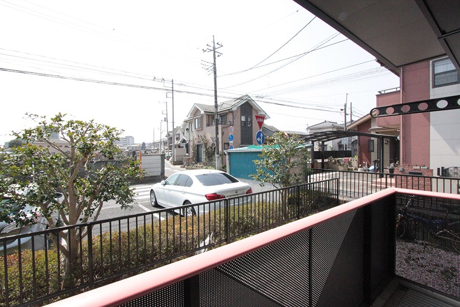 眺望　目の前は駐車場や植栽があり、高い建物もなく日当たり良好