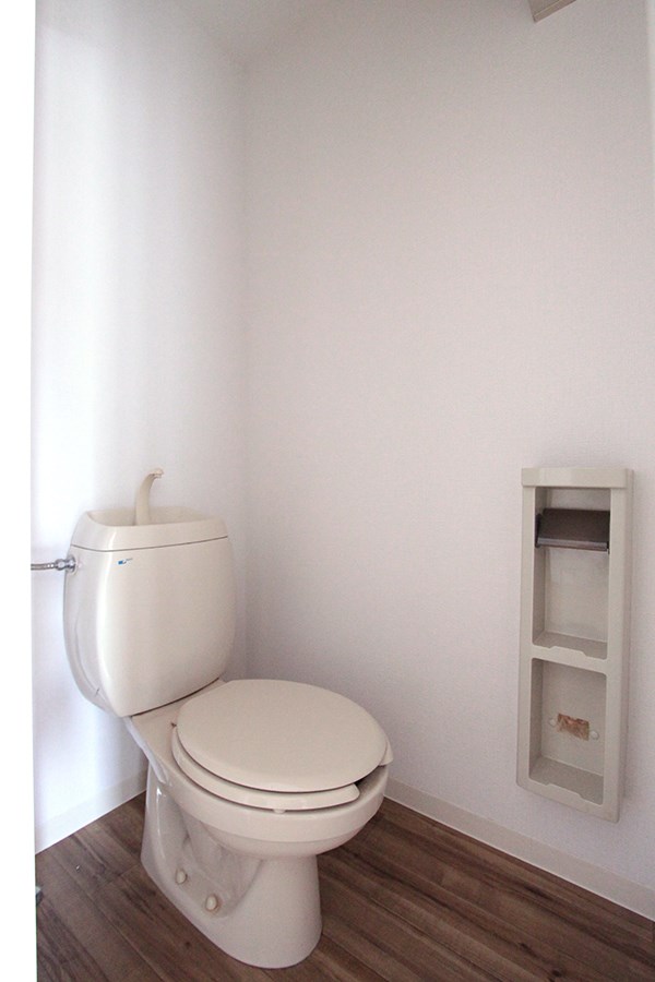トイレ　バス・トイレ別タイプ。あると便利な収納棚付き