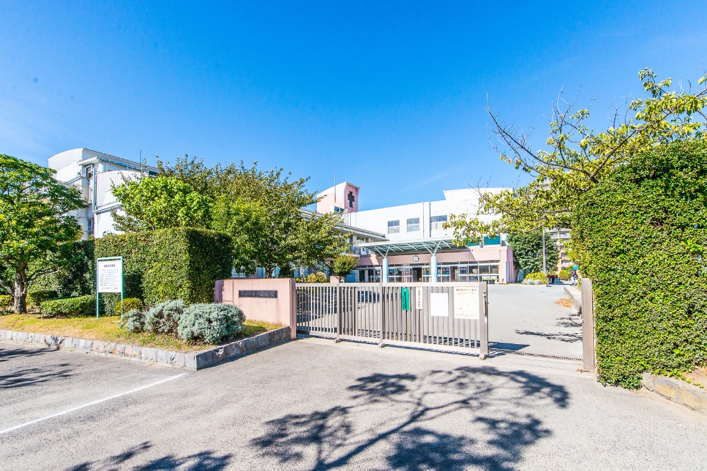 中学校　浦安市立日の出中学校（中学校）まで631m